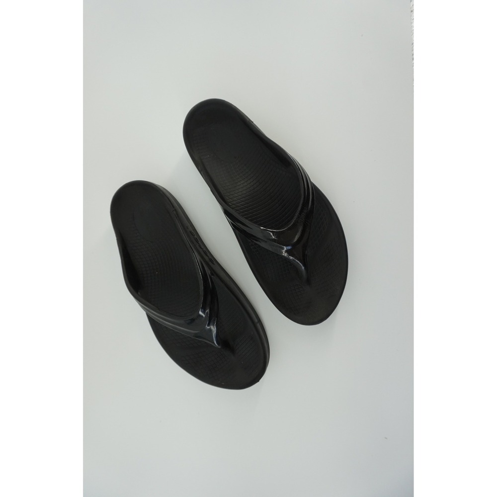 OOFOS OOlala Recovery Sandal Glossy Thong Comfort Black Womens 10